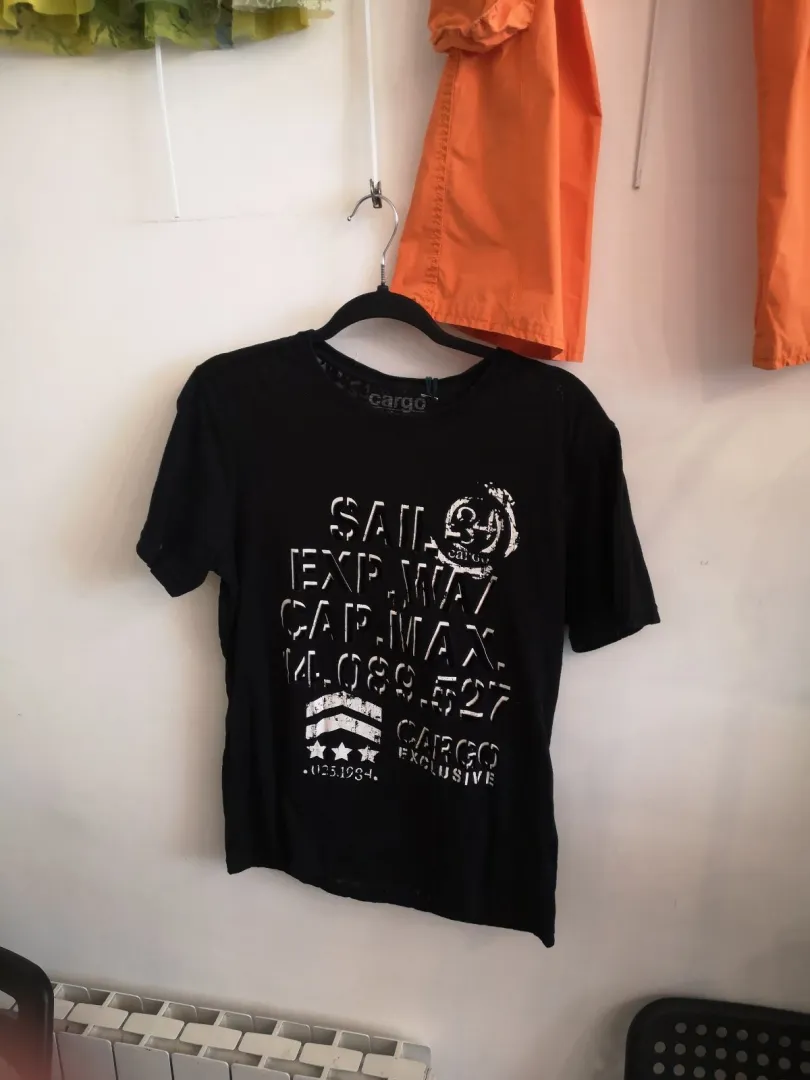 T-shirt noir avec imprimé graphique