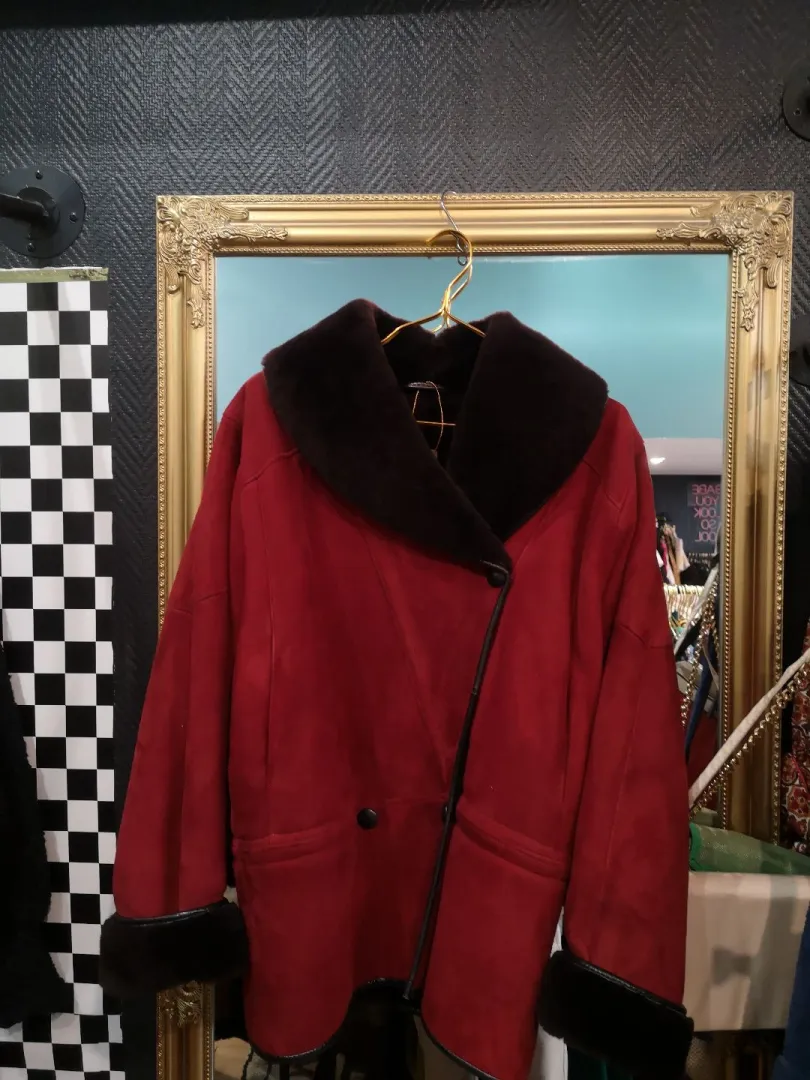 Veste courte en peau lainée bordeaux