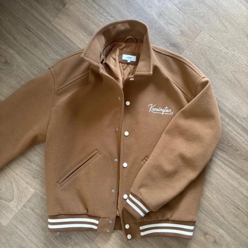 Bombers en tissu texturé marron avec inscriptions