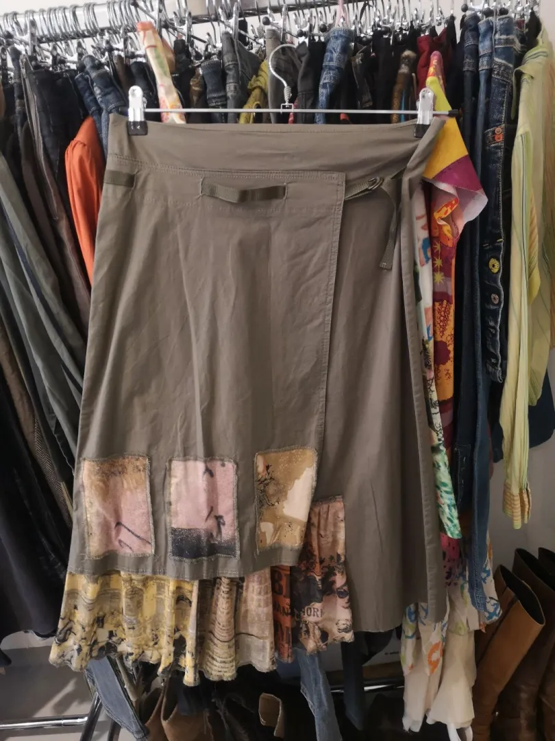 Jupe mi-longue vintage kaki avec empiècements